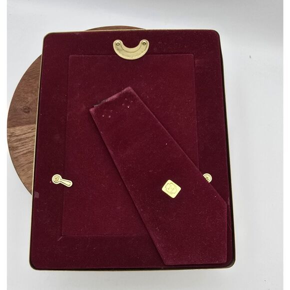 VINTAGE Solid Brass Standing Picture Photo Frame 5"x 7" Quilted Texture Korea - Picture 6 of 9